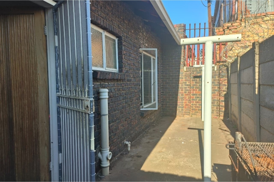 To Let 2 Bedroom Property for Rent in Oos Einde North West